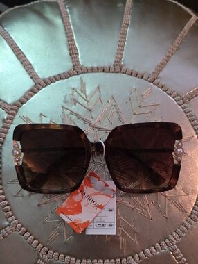 Tortoiseshell Square Sunglasses with Pearl Temple Accents - Brown